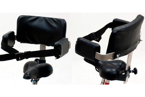An dem Sitz kann auch eine zusätzlich stabilisierende Rückenlehne befestigt werden.