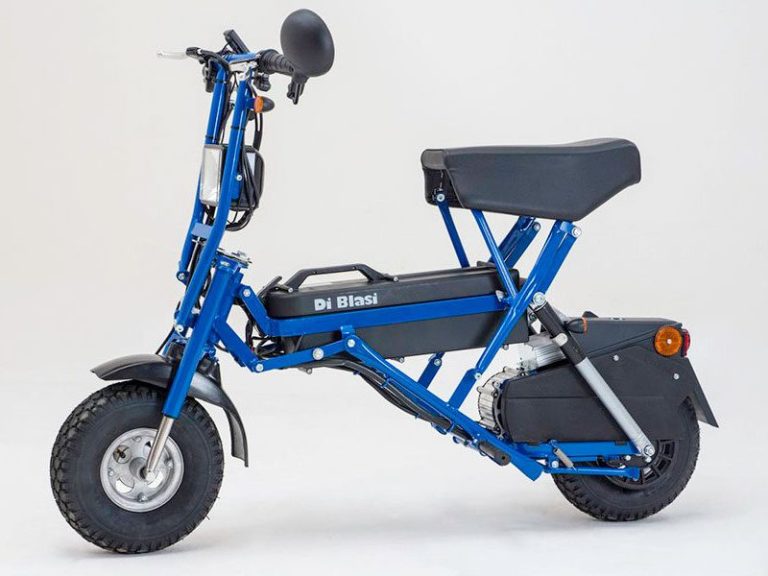 Das blaue R70 Elektromoped steht fahrbereit vor weißem Hintergrund.