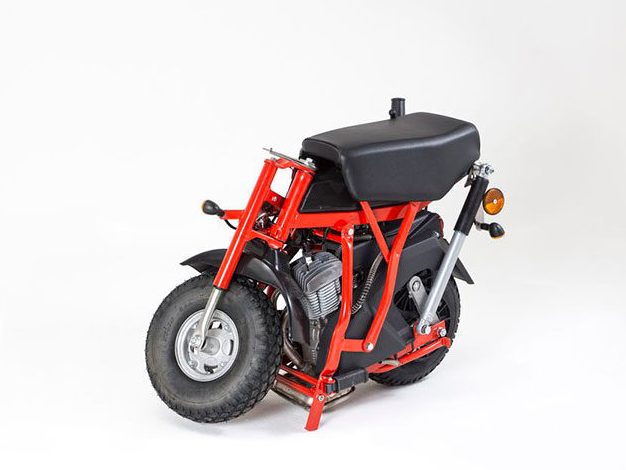 Das rote R7E Verbrennermoped moped steht zusammengeklappt vor weißem Hintergrund.